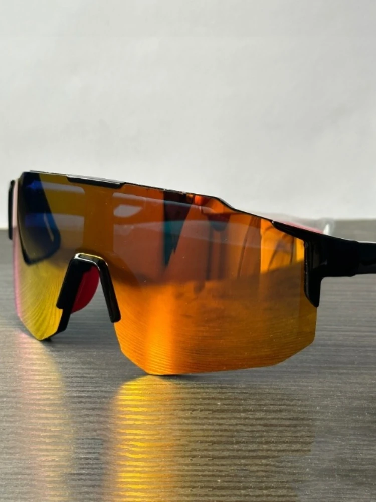 Modische Herrenbrille mit großem Rahmen, integriertes Design, leuchtend gelb-orangefarbene Gläser und schwarzer Rahmen, geeignet für den täglichen Gebrauch