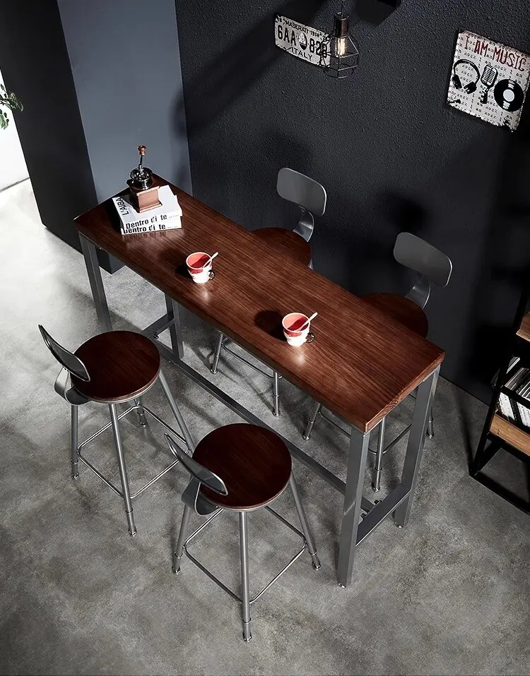 Stół barowy z litego drewna z wysokimi nogami w stylu industrialnym, minimalistyczny, nowoczesny, oparty na ścianie, długi stół barowy i krzesło