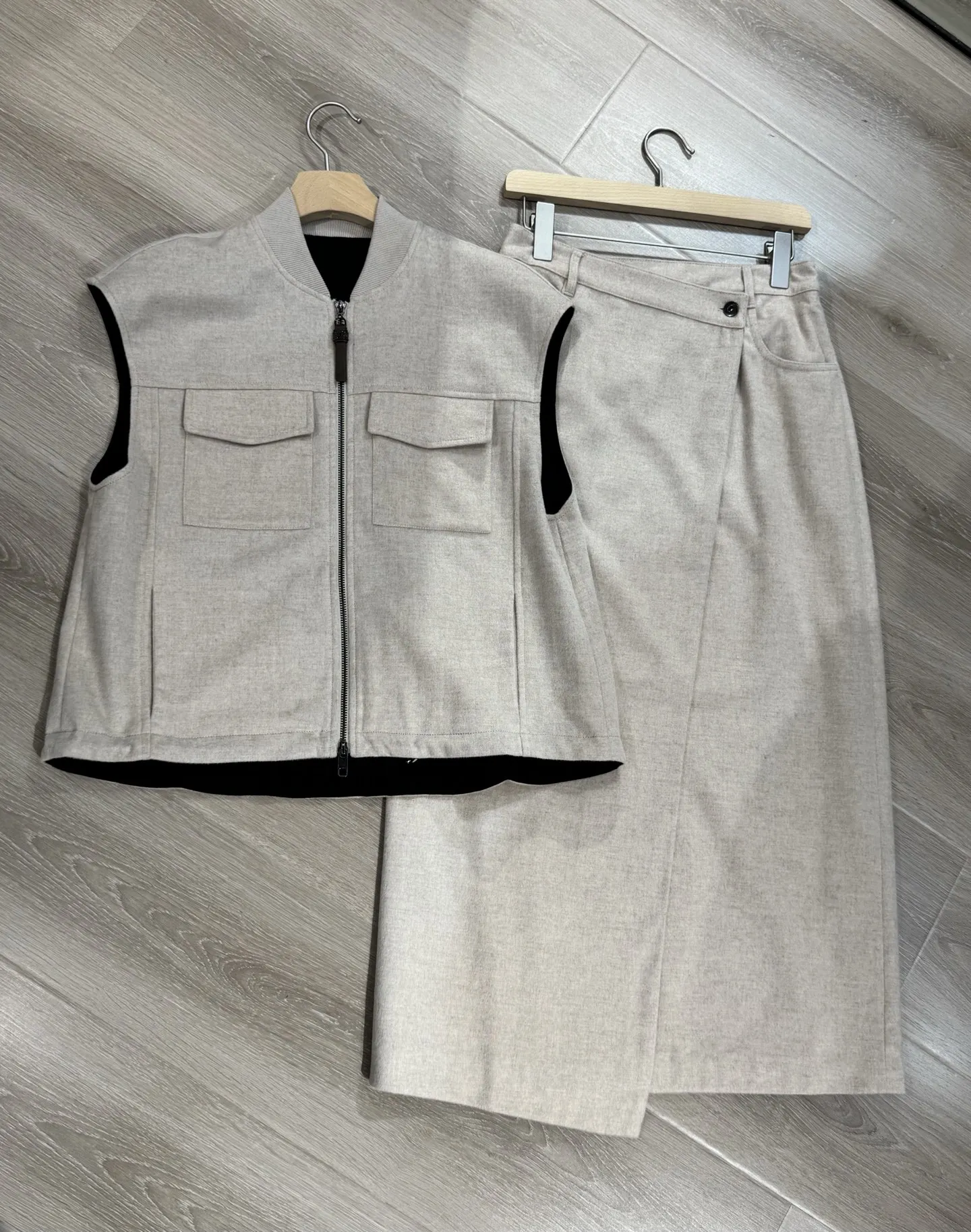 

New Spring And Autumn Sleeveless High-Quality Casual Wool Flannel Vest + Asymmetrical Wool Skirt