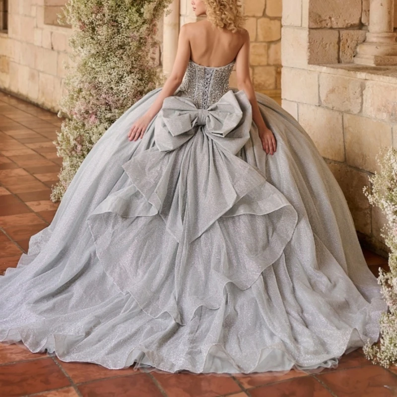 Abiti stile Quinceanera argentati lucidi con spalle scoperte Abito da ballo dolce 16 Abito con perline Crytal Bow Tull Festa di compleanno Abiti 15 De