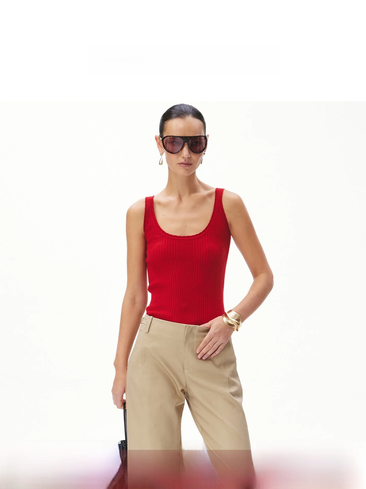 

Новинка весенней коллекции: облегающий вязаный жилет с шелковистой текстурой CNWEI 26. Модная женская повседневная одежда для ранней весны, дышащая, с U-образным вырезом.