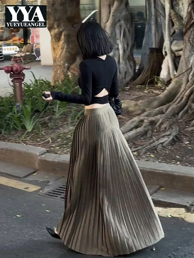 

Элегантный женский комплект из двух предметов: приталенный пуловер с вырезами и длинная юбка-плиссе в пол, с круглым вырезом и длинными рукавами