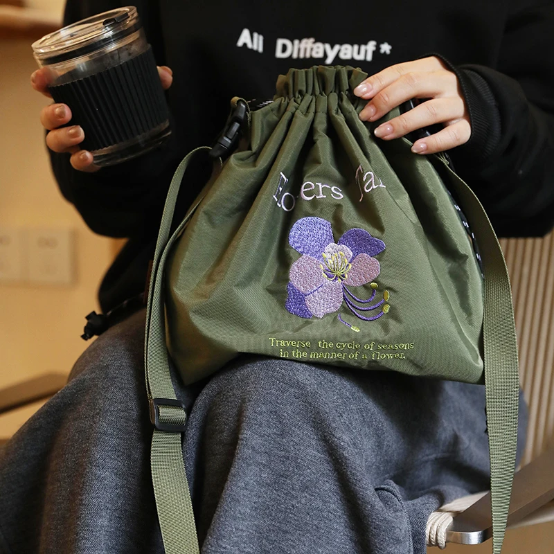 Embroidered Lunch Bag, - Large Capacity, Insulated Lunch Box Diagonal Cross Hand-Held Bag, Waterproof Bento Bag