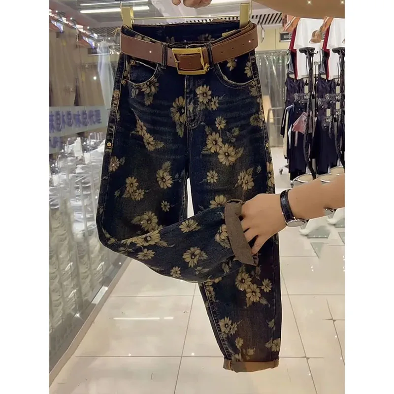 กางเกงยีนส์ทรงตรงพิมพ์ลายสไตล์เรโทรใหม่สำหรับผู้หญิง ฤดูใบไม้ผลิและฤดูใบไม้ร่วง ทรงหลวม สไตล์โจ๊กเกอร์ ฮารุน  กระดุมซิป  ใส่สบาย ลำลอง