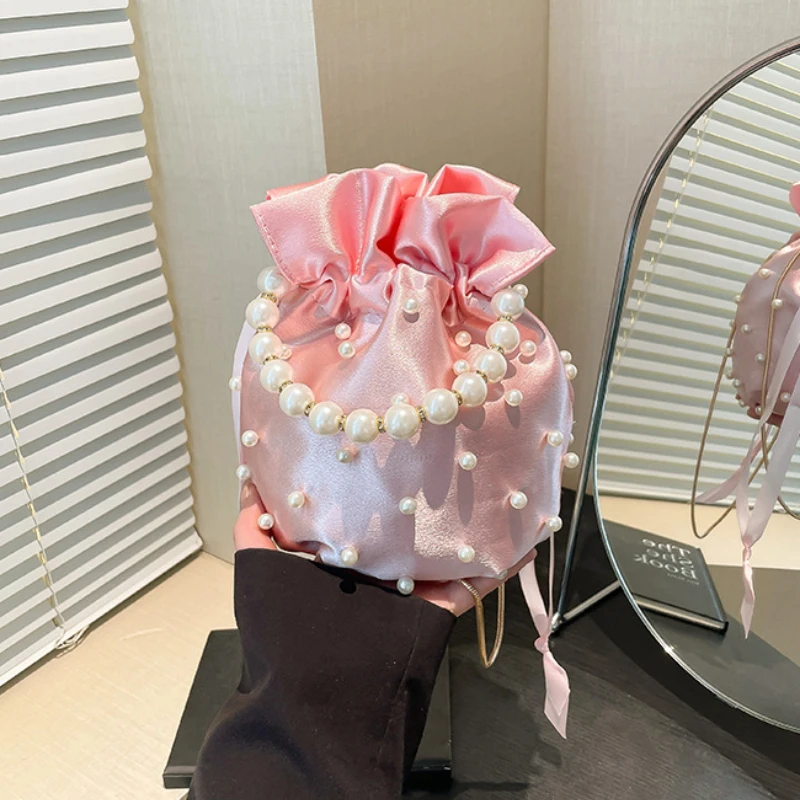 

Плиссированные сумки-ведра с жемчугом для женщин, новинка 2023 года, вечерняя сумка через плечо с цепочкой, модная роскошная милая женская сумка высокого качества