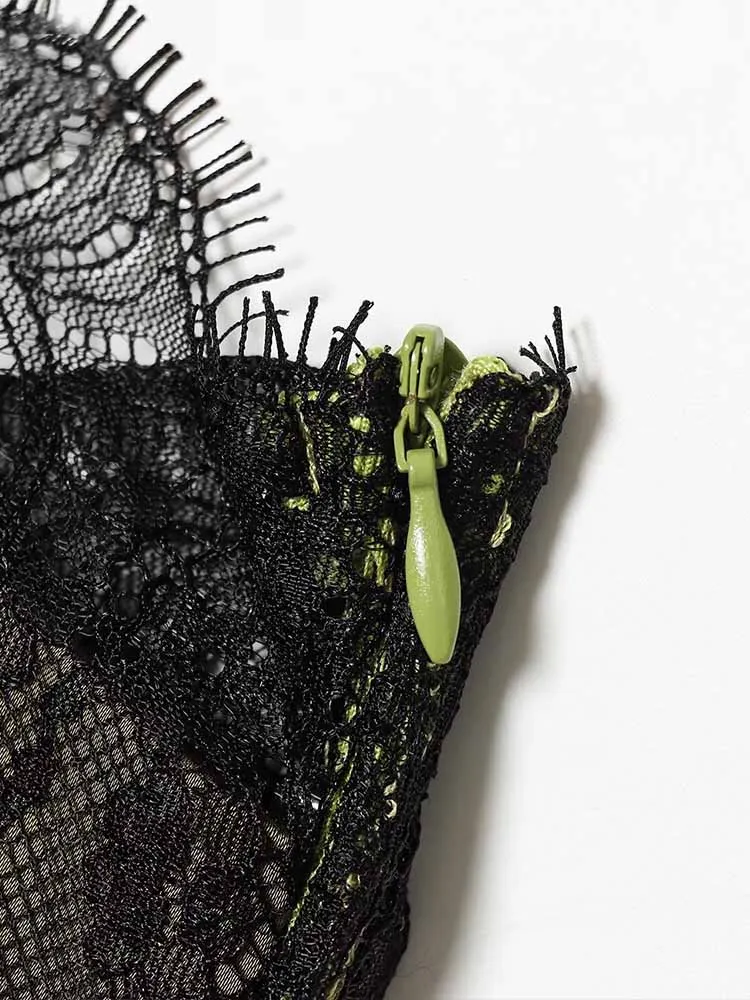 Nuovo abito da donna alla moda invernale in stile europeo e americano, abito in pizzo asimmetrico in raso di seta slim fit senza maniche