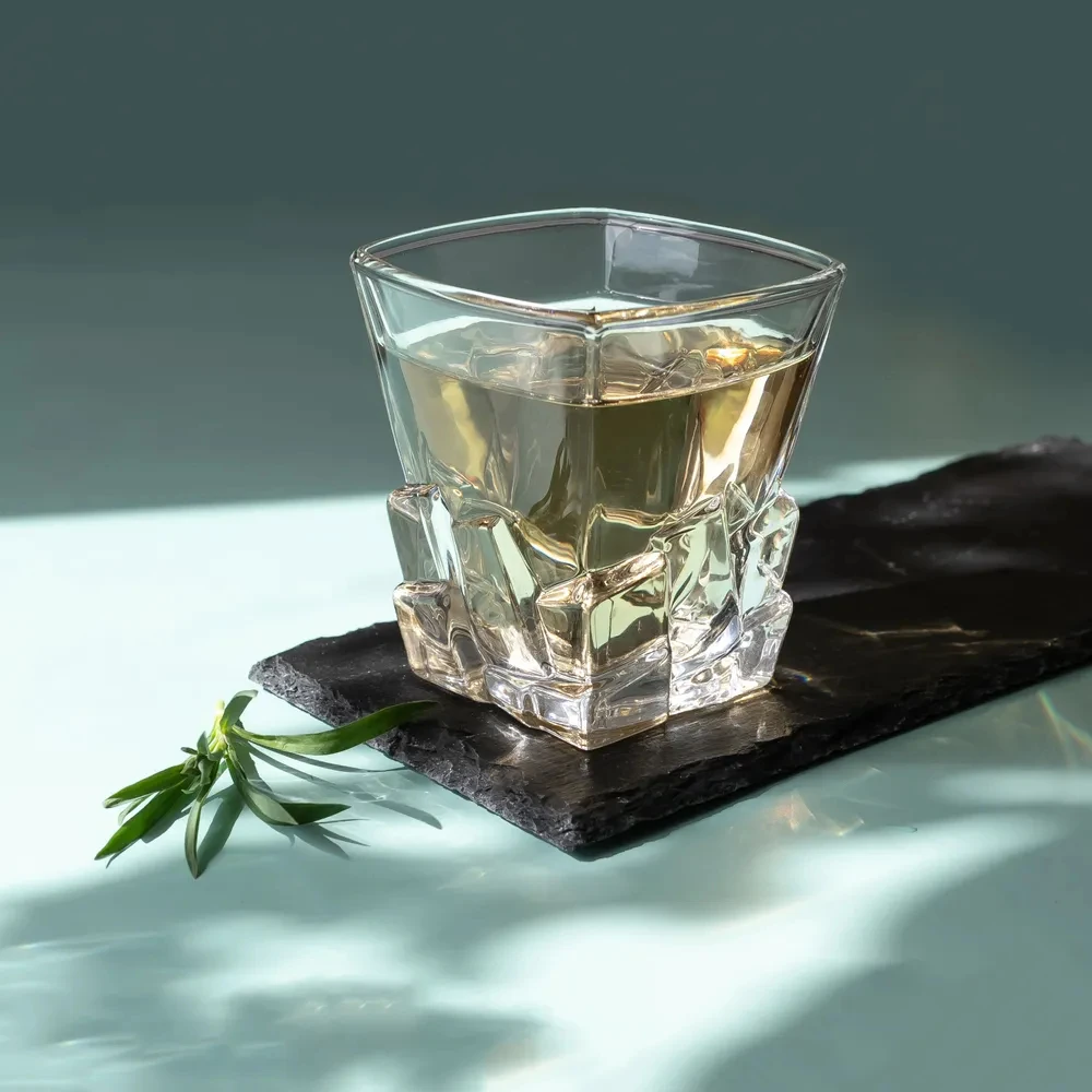 

Стильный прямоугольный стеклянный стакан для дегустации виски с матовой ледяной трещиной, идеально подходящий для скотча и духов бурбона