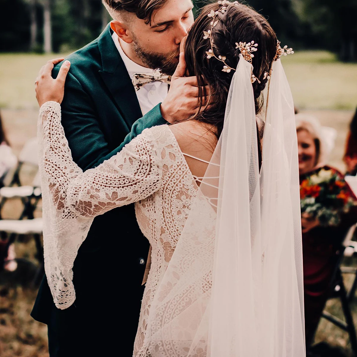 Vestidos de novia bohemios de manga larga acampanada, sirena con cuello en V, encaje entrecruzado, vestido de novia con apliques y escote en V Hippie personalizado