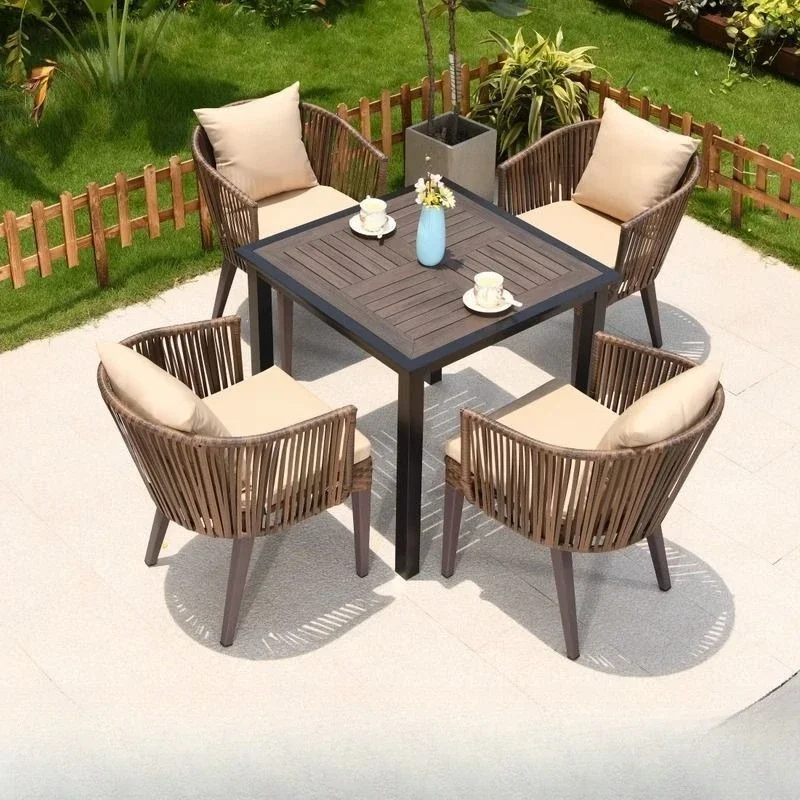 Kombination aus Rattan-Tisch und Stuhl für den Außenbereich