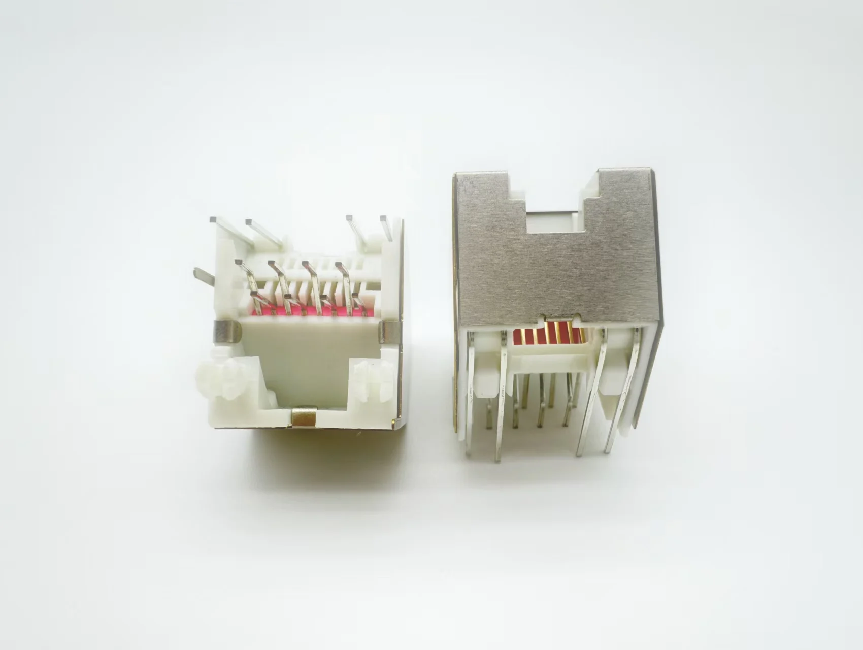 8P8C โมดูลาร์แจ็ค 45 องศาขั้วต่อ RJ45 โลหะป้องกันด้วย LED เพิ่มประสิทธิภาพการเชื่อมต่อเครือข่าย