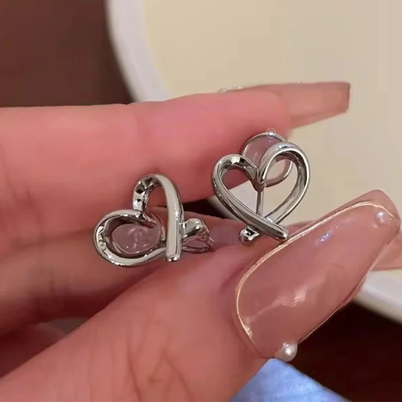 Moda Piercing: Kızlar İçin Dikkat Çekici, Deliksiz Kolye Seçenekleri