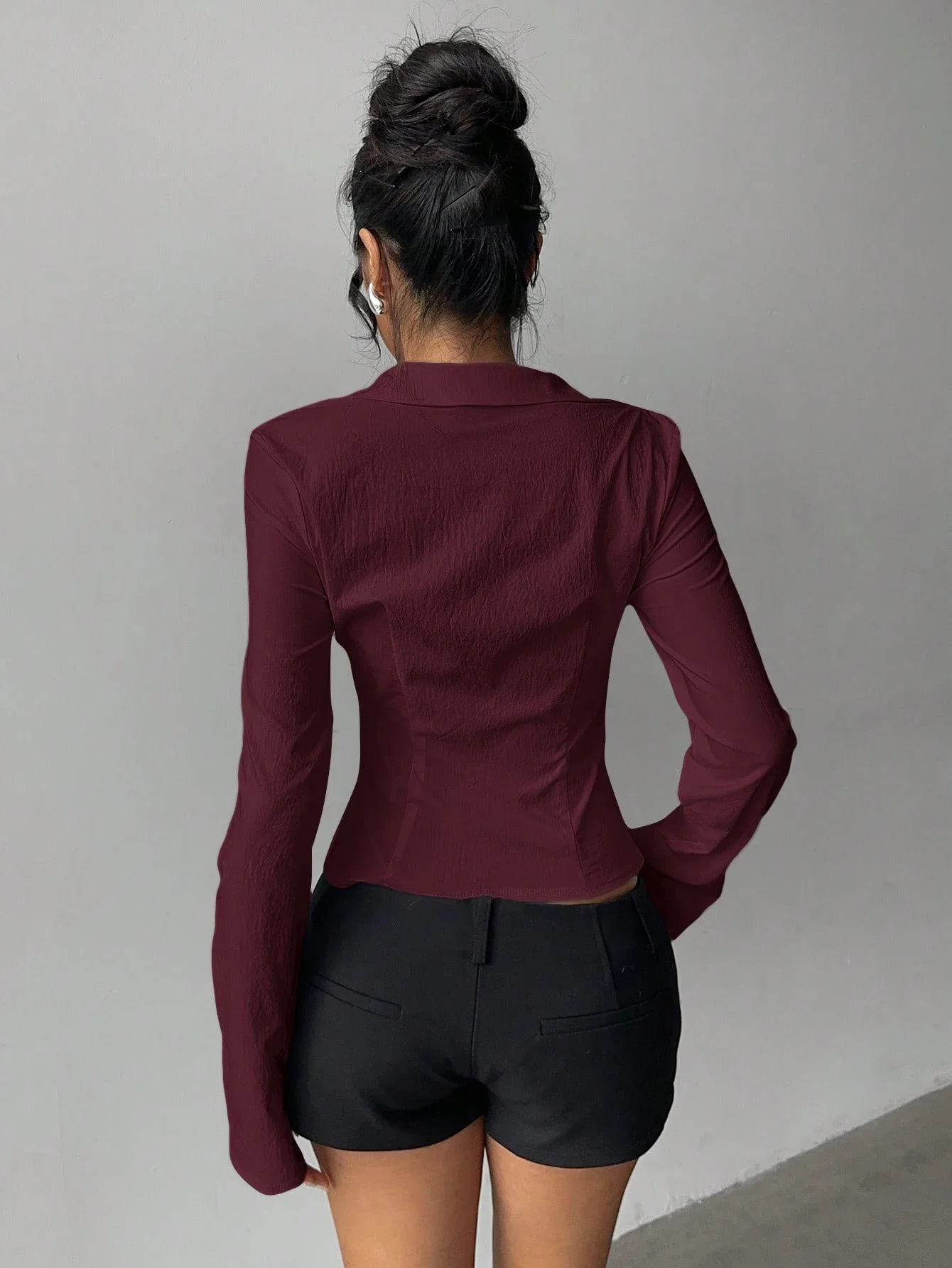 

Женская блузка бордового цвета с длинными рукавами, плиссированной талией и расклешенными рукавами