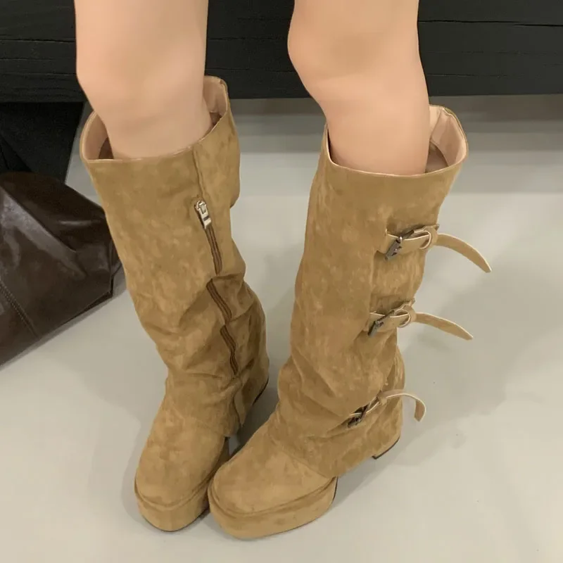 

Aneikeh/модные женские сапоги до колена в винтажном стиле на платформе с пряжкой и ремешком, женская обувь на массивном квадратном высоком каблуке на молнии, коричневая