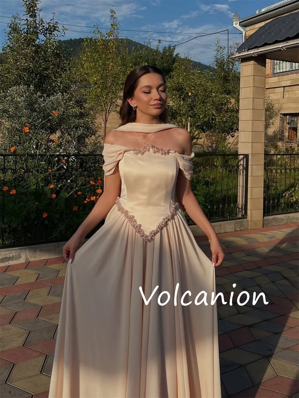 فساتين طويلة مخصصة عالية الجودة بطيات شارميوز لؤلؤية على شكل حرف a مكشوفة الكتف مناسبة مخصصة للسهرات رائعة