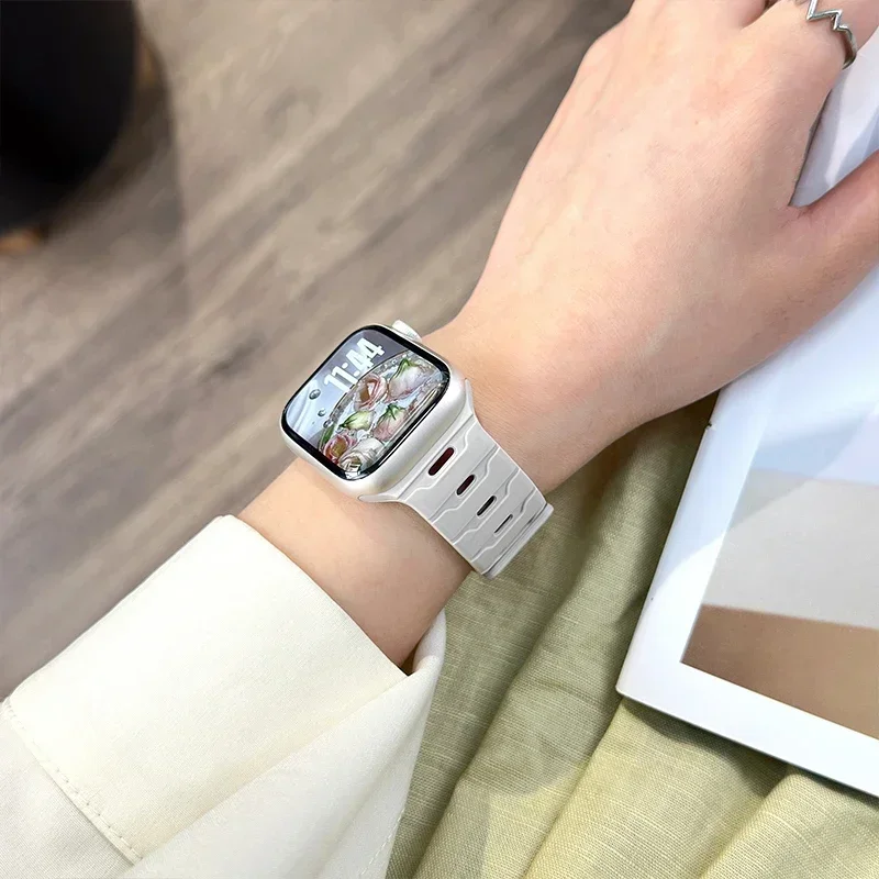 Magnetic Strap For Apple Watch Bands Ultra 2 49mm 45mm 44mm 46mm 42mm Belt Silicone Bracelet iWatch Series 11 10 8 7 6 5 4 9 SE