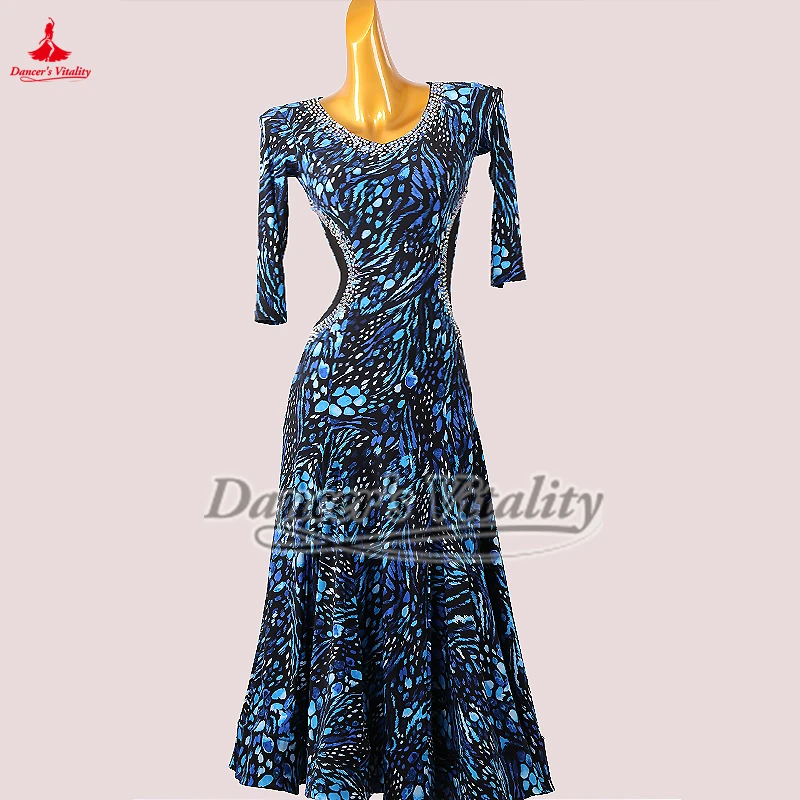 Walzerblaues Muster, halbe Ärmel, Kleider für Damen, maßgeschneidertes Foxtrot-Quickstep-Training und Perform-Outfit, inklusive Brustpolster
