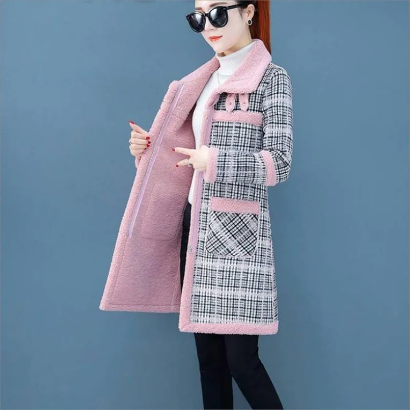 

Клетчатая утепленная бархатная куртка средней длины из хлопка, Женское зимнее теплое пальто из искусственной овечьей шерсти, новинка 2024
