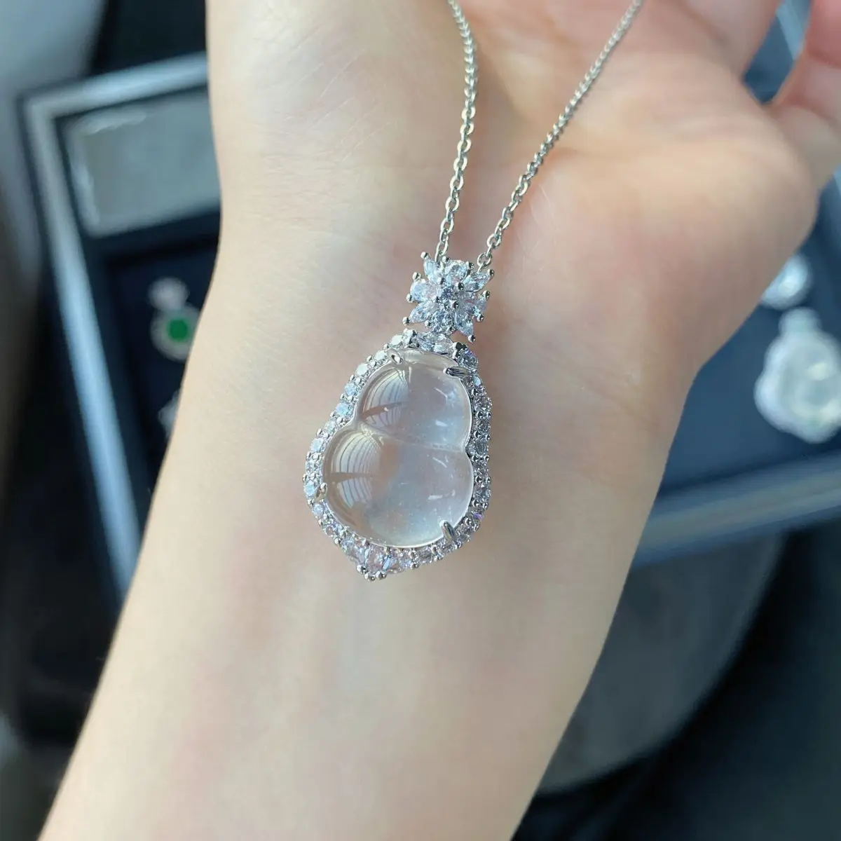 

PT950 platinum snake-shaped necklace for women, made of water pearl jade and highquality jade, a best-selling product