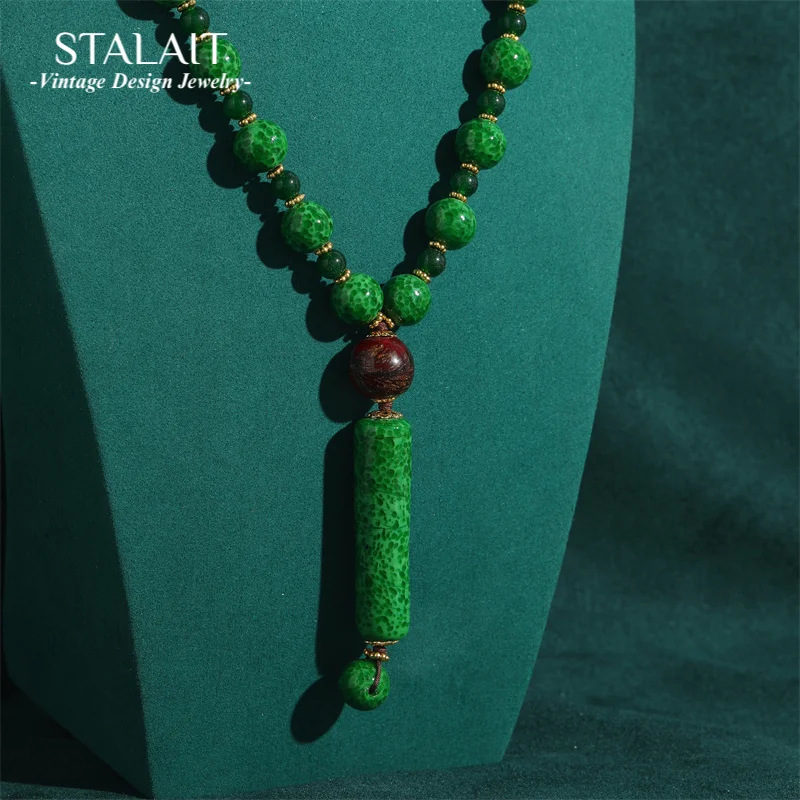 

Vintage Jewelry Classic Elegance Emerald Green Pendant Necklace Long Beads Chain Natural Stone Antique for Women Retro Outfits
