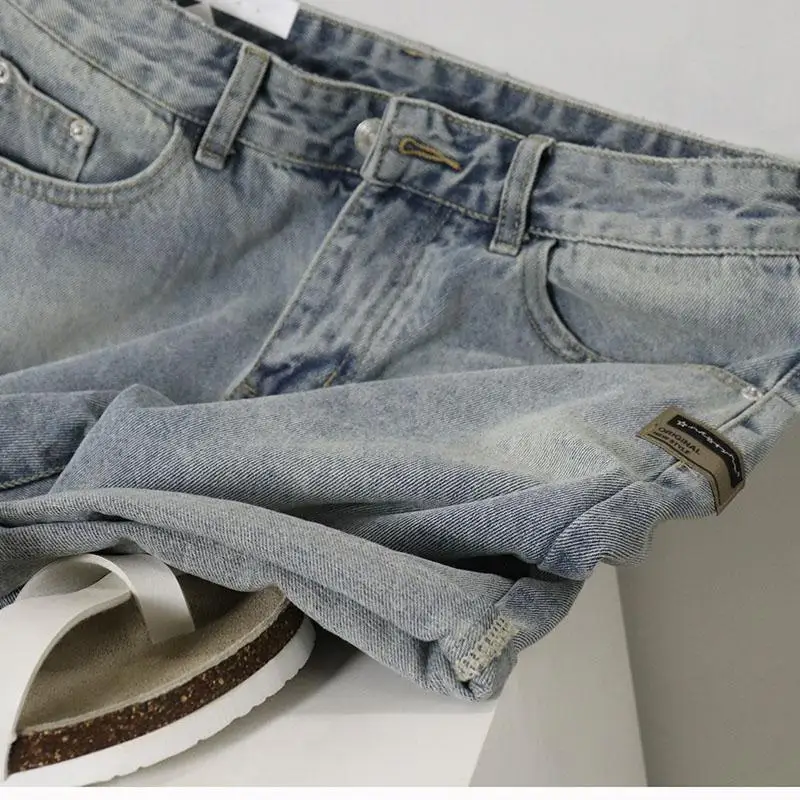 กางเกงยีนส์ขาสั้นผู้ชายสไตล์เกาหลีสำหรับฤดูร้อน กางเกงลำลองทรงเรโทร สไตล์คาวบอยหลวมๆ  กางเกงขาสั้นยีนส์สตรีทแวร์สำหรับผู้ชาย