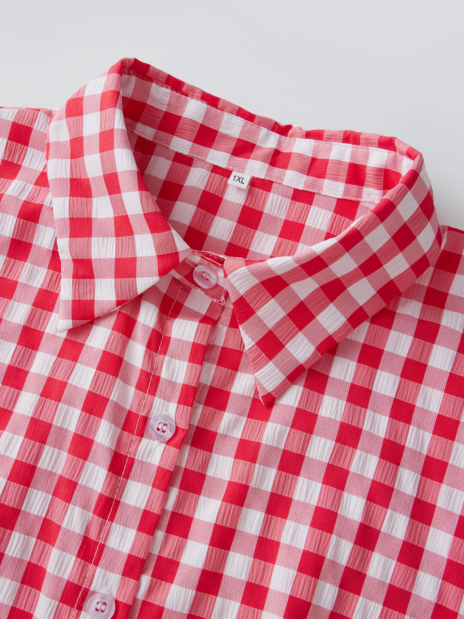 

Женская клетчатая рубашка на пуговицах с разрезом по длинными рукавами и завязанной талией - стильная осенняя блузка для шикарного образа