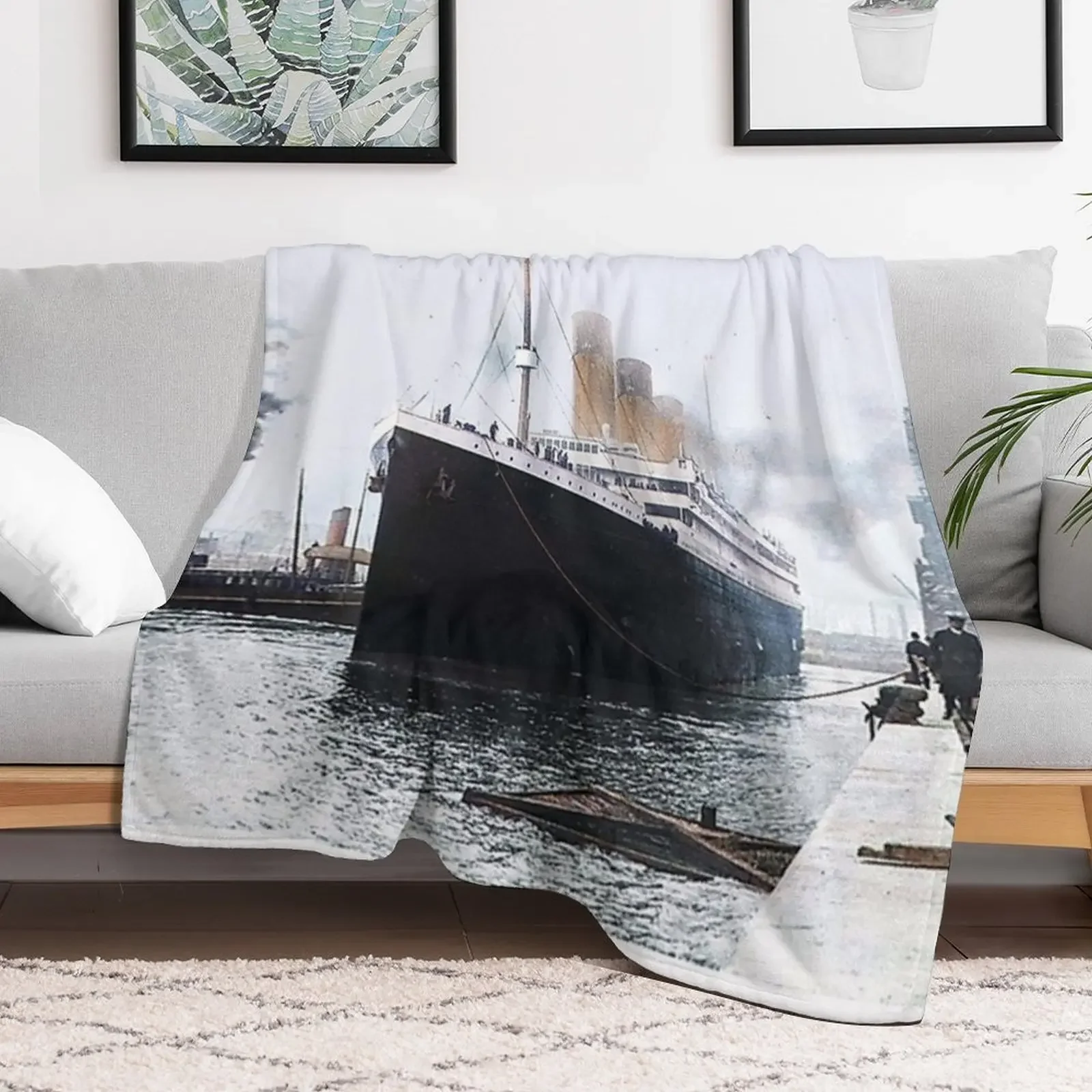 Titanic prepares to leave port, 1912 Throw Blanket Men's Soft Warm Throw Blanket for Couch