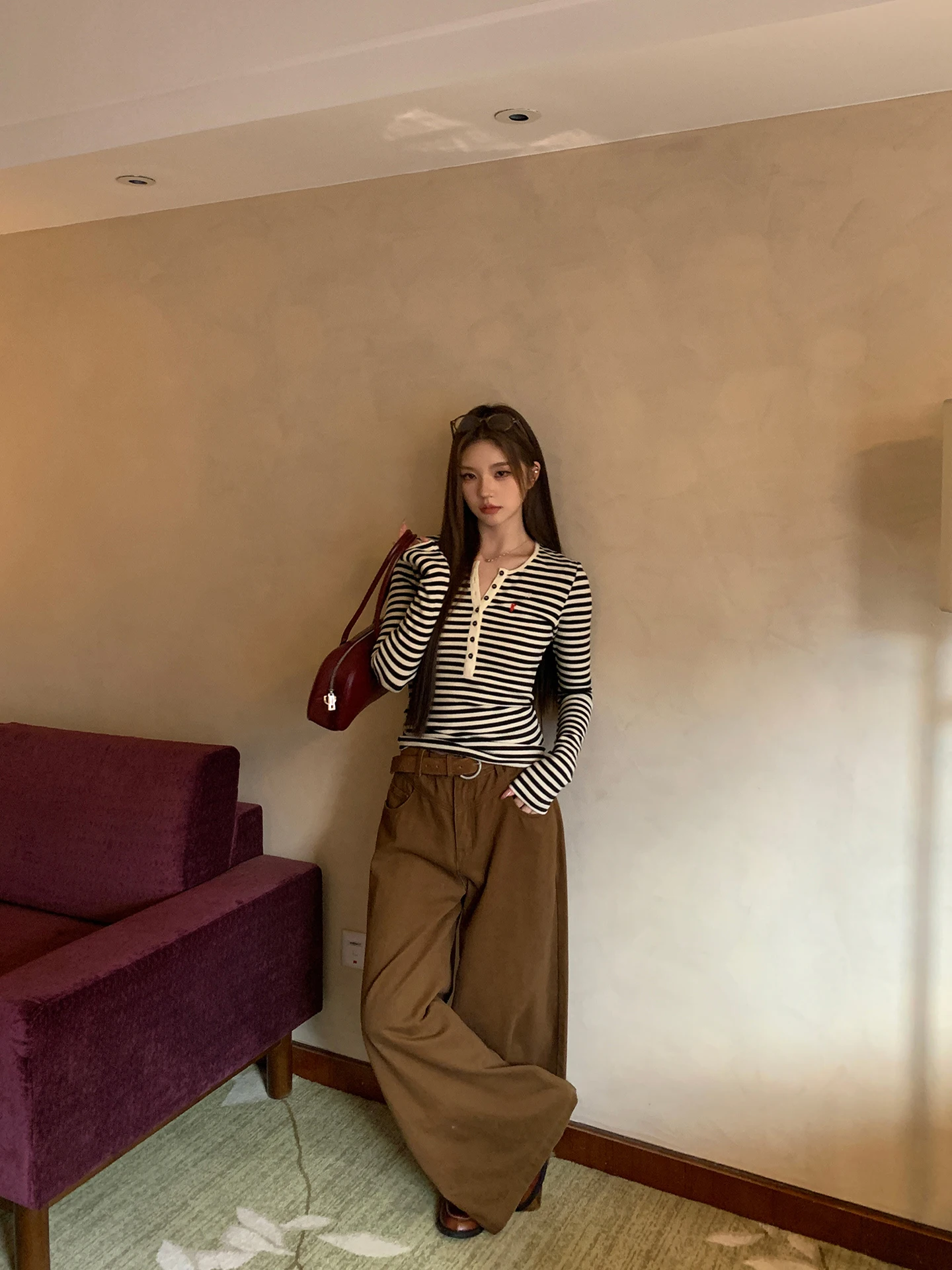 قميص داخلي نحيف بأكمام طويلة مخطط، تي شيرت بأسلوب كوري أنيق للنساء، قميص علوي برقبة على شكل V لموسم الشتاء