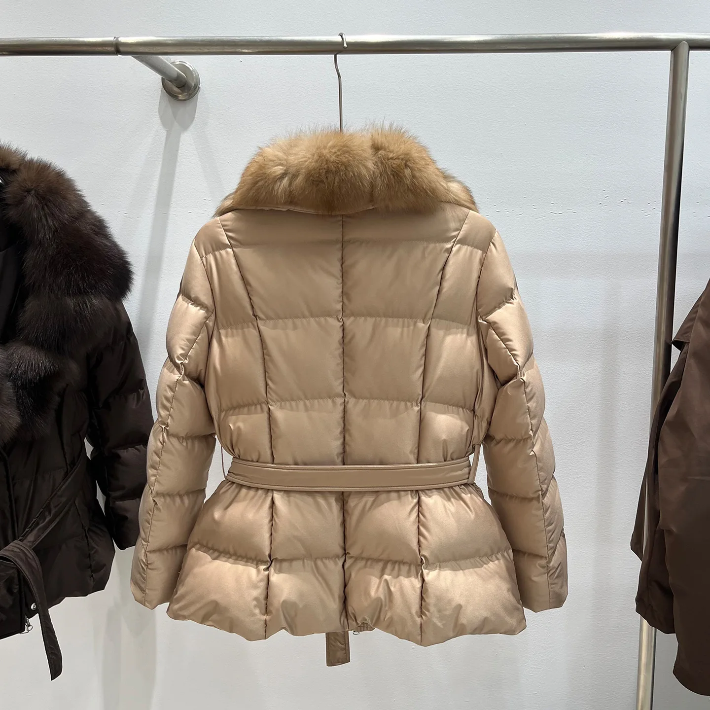 Large fur collar down jacket, 2026 autumn/winter new lace-up waist thickened warm, fashionable and versatile women's down jacket
