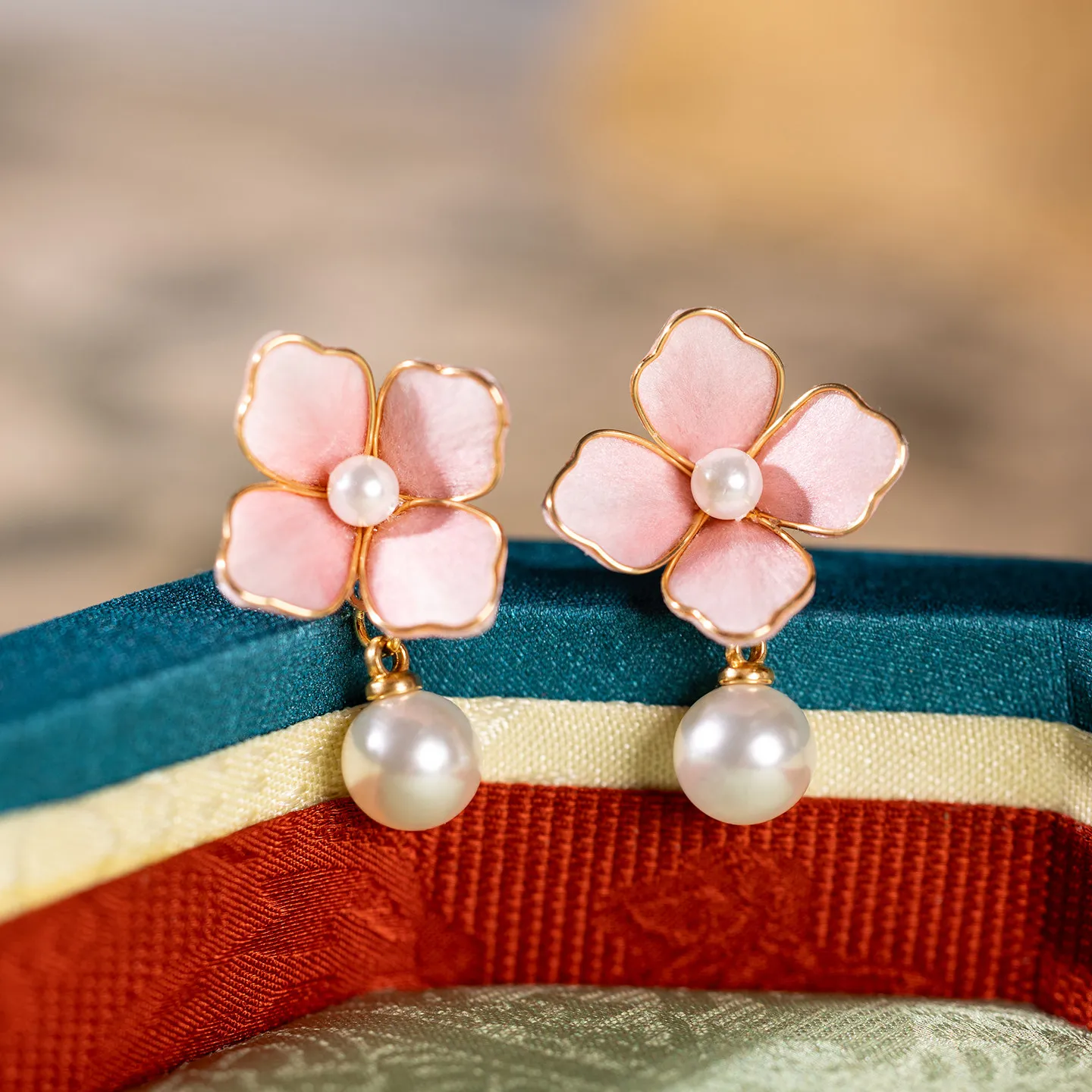 Delicate Chinese Style Hanfu Velvet Flower Drop Earrings Faux Pearl Decor Pink Floral Dangle Earrings For Women Elegant Cheongsa
