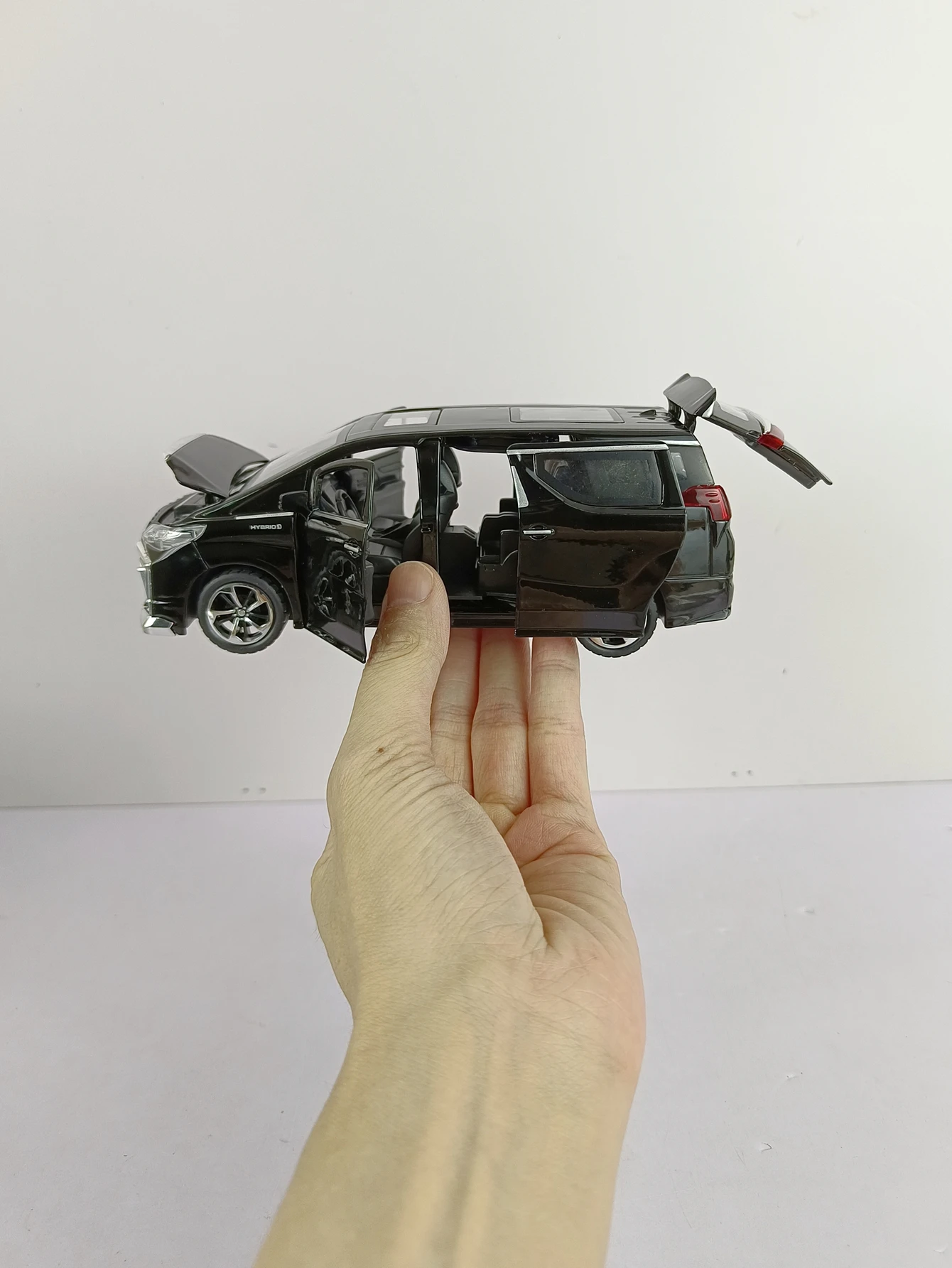 

1:32 Alphard Alloy Business Car Model Ornament Collectible with Openable Doors, Hood, and Trunk (Children's Toy)