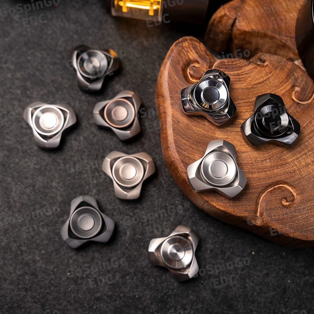 FeiFei EDC Ye Ying Fidget Spinner a Tre Lame, Giocattoli Antistress per Adulti, Gadget in Metallo per Alleviare l'Ansia, Design Originali