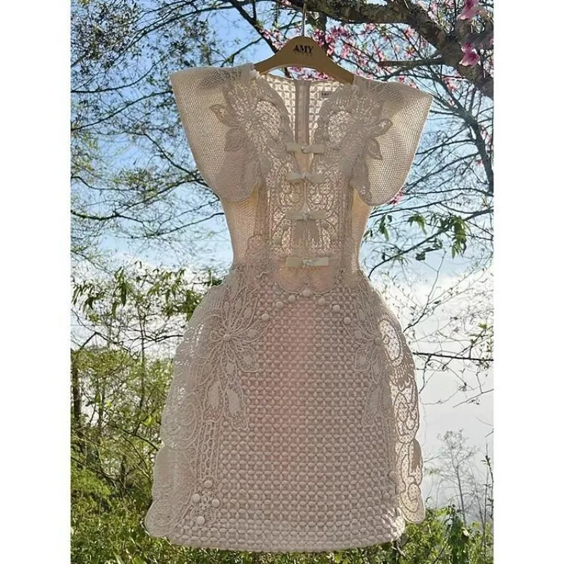 Niche Summer New Embroidered Flower Flying Sleeve Three-dimensional Relief Design Sense Light Luxury Dress Dress Simple Casual