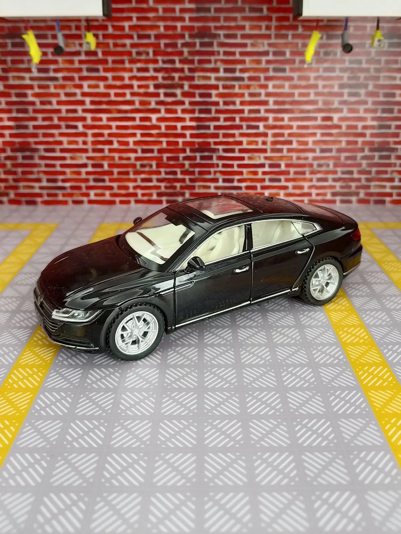 

1:32 CC alloy car model ornaments pull back acousto-optic children's toys doors and hood trunk can be opened fine workmanship