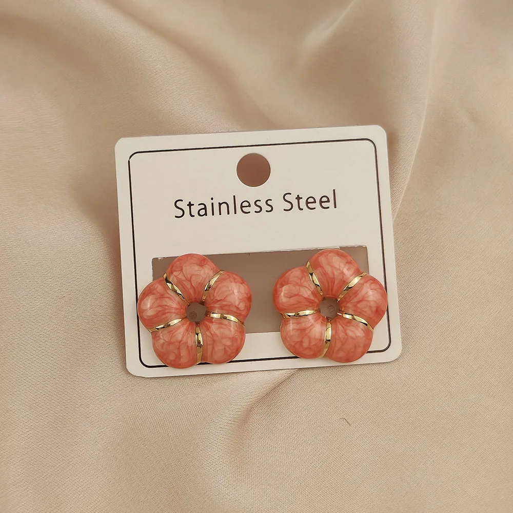 أقراط نسائية جديدة مطلية بالذهب عيار 18 قيراط من المينا الملونة على شكل زهرة خمس أوراق، من الفولاذ المقاوم للصدأ المقاوم للماء وغير يتلاشى، هدية الزوجة