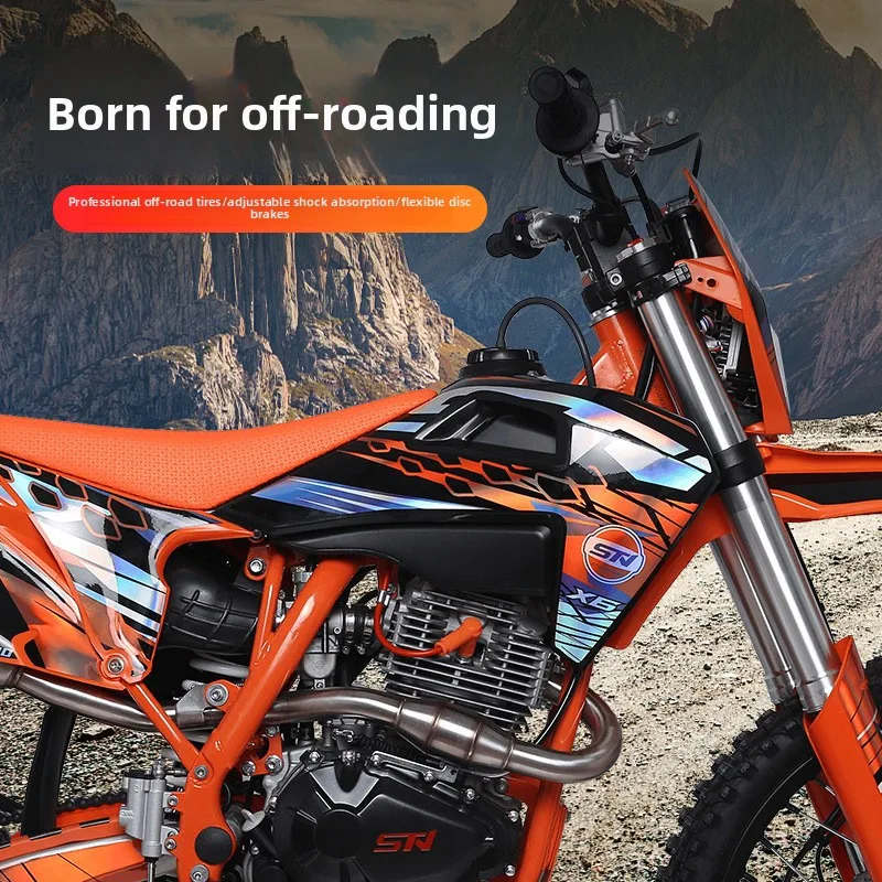 Racing KTM hogesnelheidsmotocross met koplampen