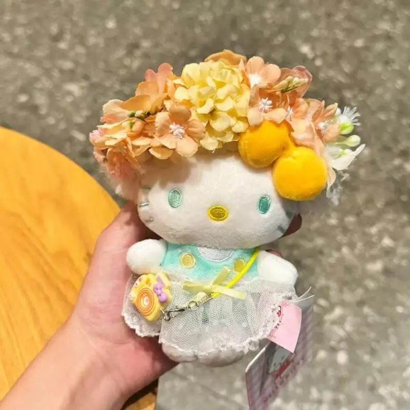 Spinka do włosów Sanrio Hello Kitty, opaska z kwiatami, kokarda, aparat fotograficzny, puszysta pluszowa lalka, breloczek, torba płócienna, dekoracja, prezent na Halloween dla dziewczynki