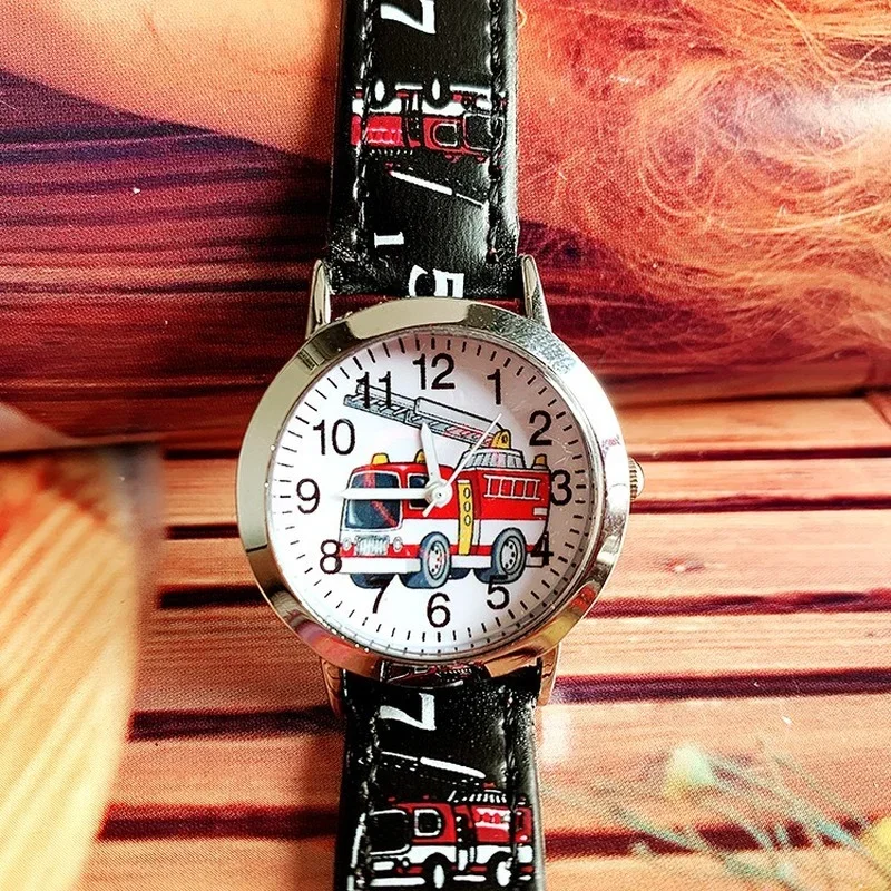 Montre à quartz de dessin animé mignon pour enfants, montre-bracelet de voiture, jouet de camion de pompier, horloge pour enfants, bleu, rouge, noir, garçons, filles, nouveau