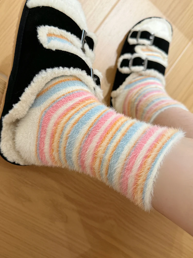 Süße Nerzsocken, 2 Paar, mittlere Röhrensocken für Damen, verdickt, für Herbst und Winter, warme Schlaf-Bodensocken, Mädchenstrümpfe, flauschig