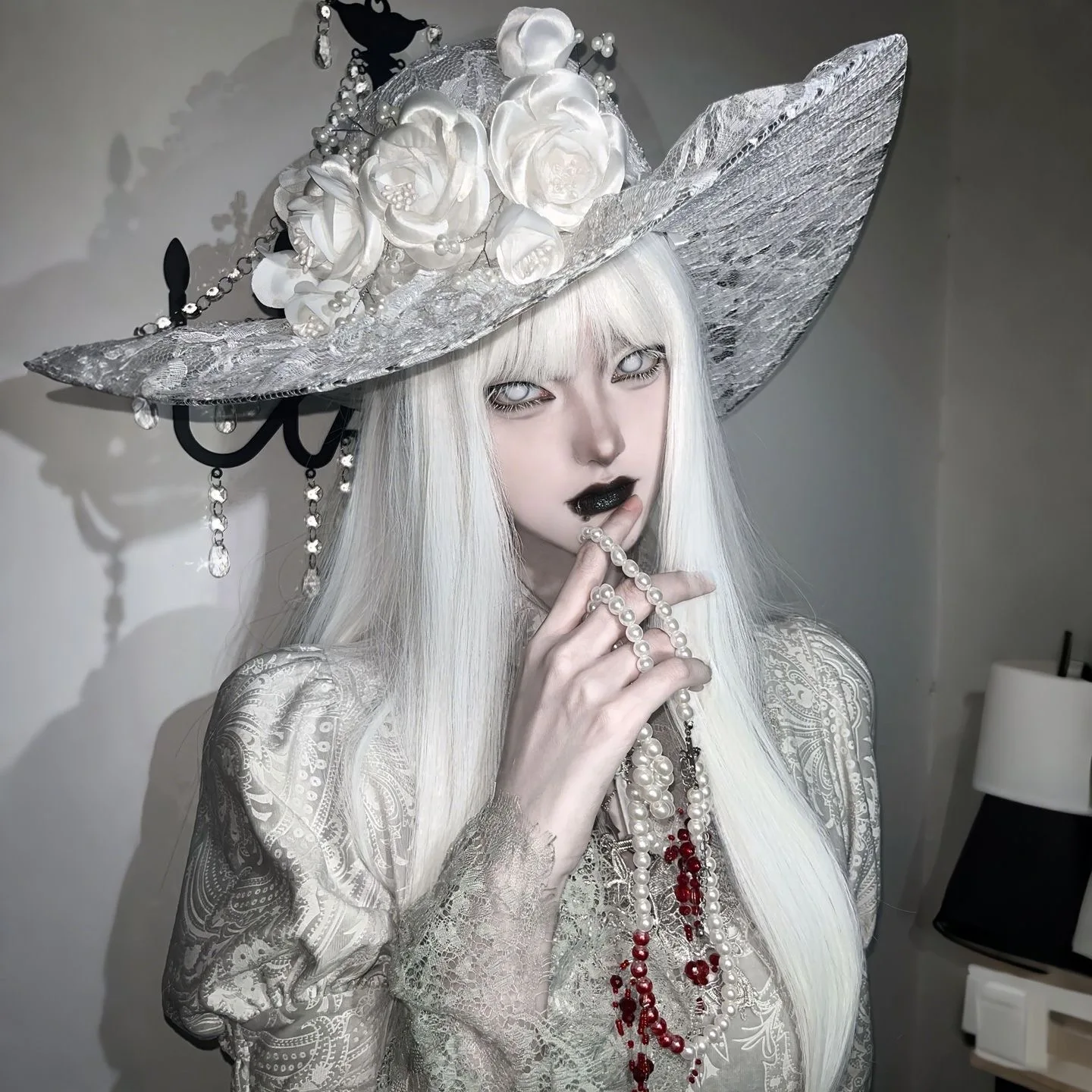 Weiße Perücke, langes Haar, künstlicher Haarsimulationskopf, Anime-Spielzubehör, Cosplay, Kopfbedeckung, glattes Haar, Foto-Show-Requisiten