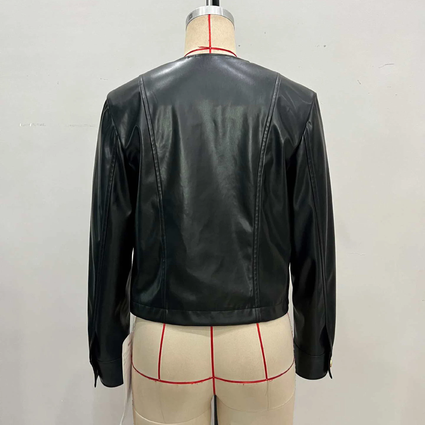 Chaqueta de cuero PU para mujer, estilo corto negro, moda europea americana, cuello redondo, diseño de hebilla de Metal dorado, nuevo abrigo de manga larga
