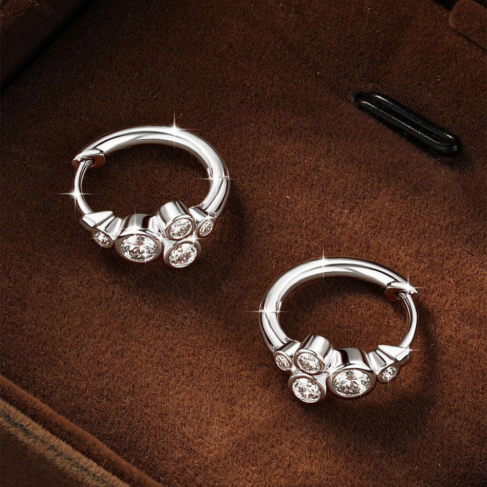 Celestinova D-Farbe VVS1 GRA-Zertifizierte Mehrfach-Runde Bubble Moissanit Huggie Hoop Ohrringe 14K Goldfilled Luxus Damenschmuck – Detail 9