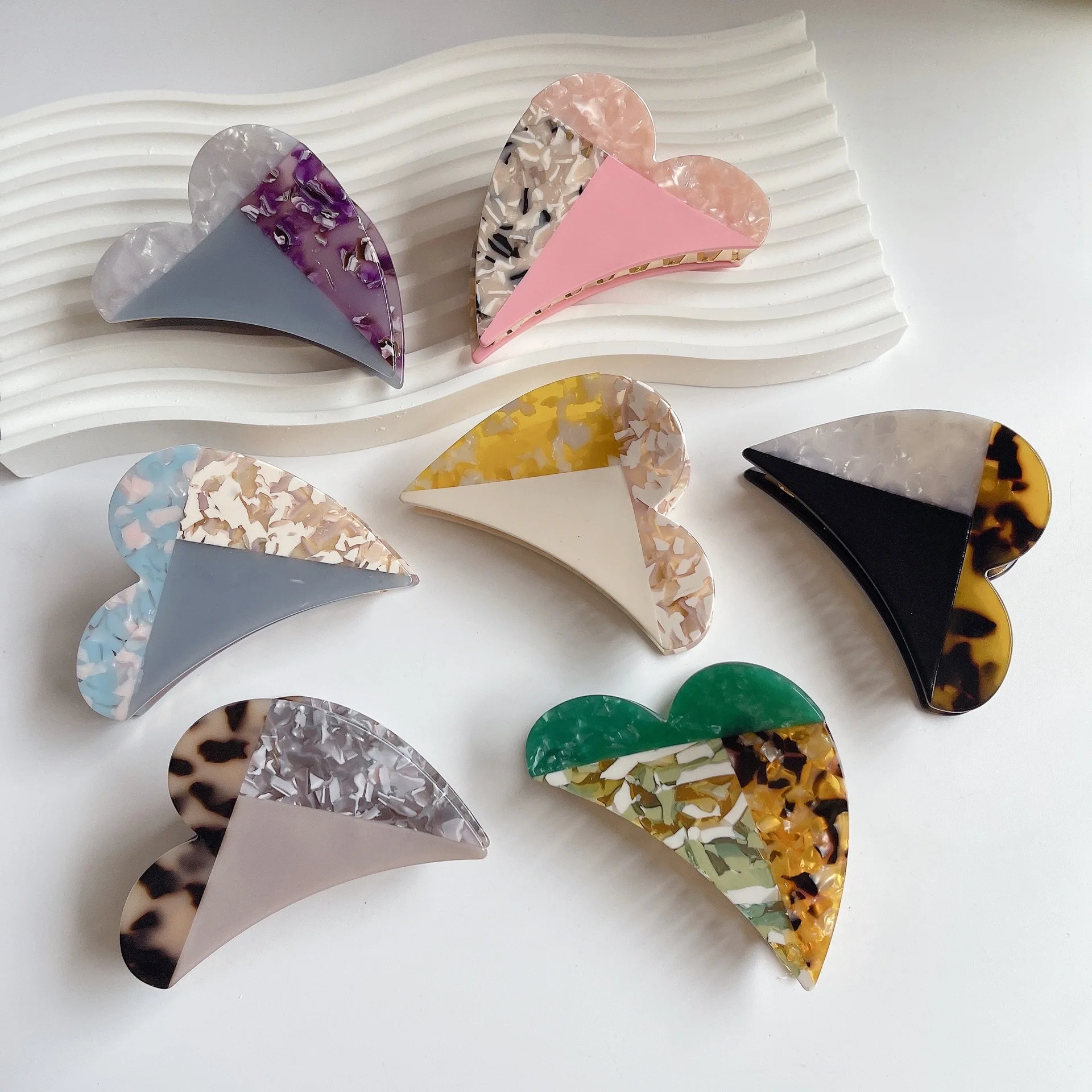 

Ins Hot Sale Korean Retro 8.5cm Love-Heart Acetic Acid Hair Clip Claw For Elegantly Woman Splicing Shark Clip Hair Accessories