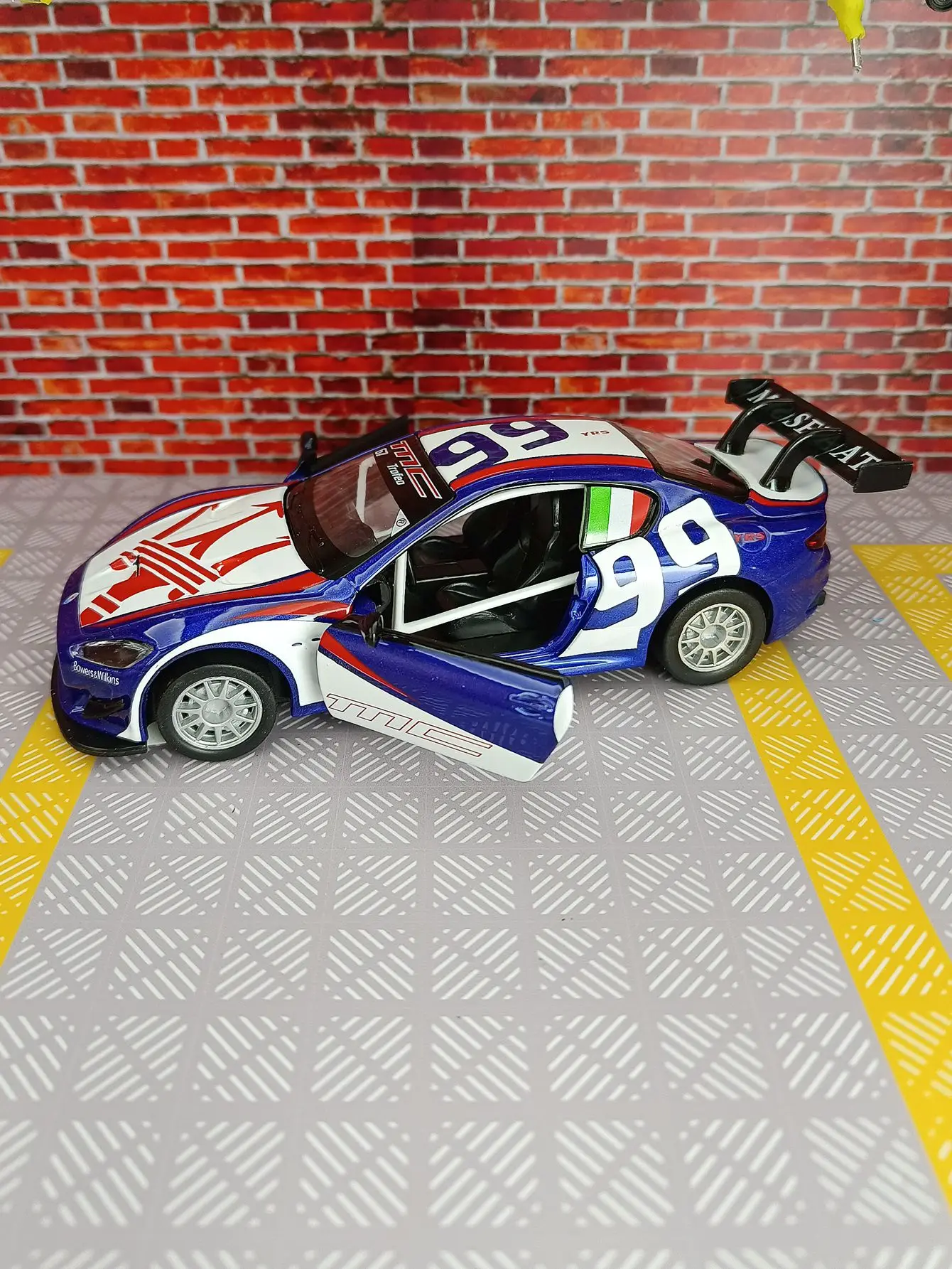 

Модель автомобиля Maserati MC GT4 в масштабе 1:32, имитация раллийного автомобиля из сплава, коллекционная модель с открывающимися дверями с обеих сторон.