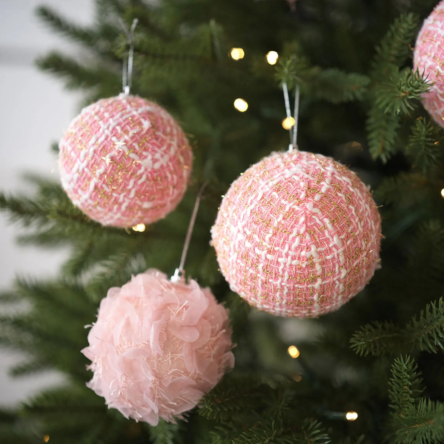 

Christmas Tree Balls Pink Feather Christmas Flower Balls Pendants Xmas Hanging Decoration For Home New Year Navidad Gifts 2026