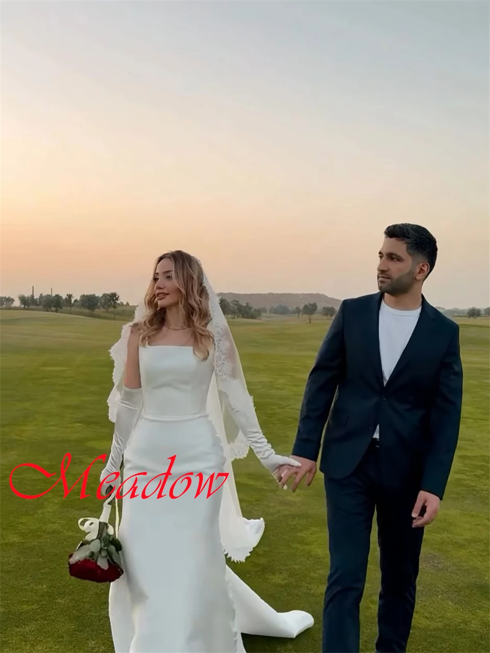 맞춤 제작된 고급스러운 화이트 새틴 웨딩드레스, 우아한 스퀘어 넥, 탈부착 가능한 긴 소매, 머메이드 스타일