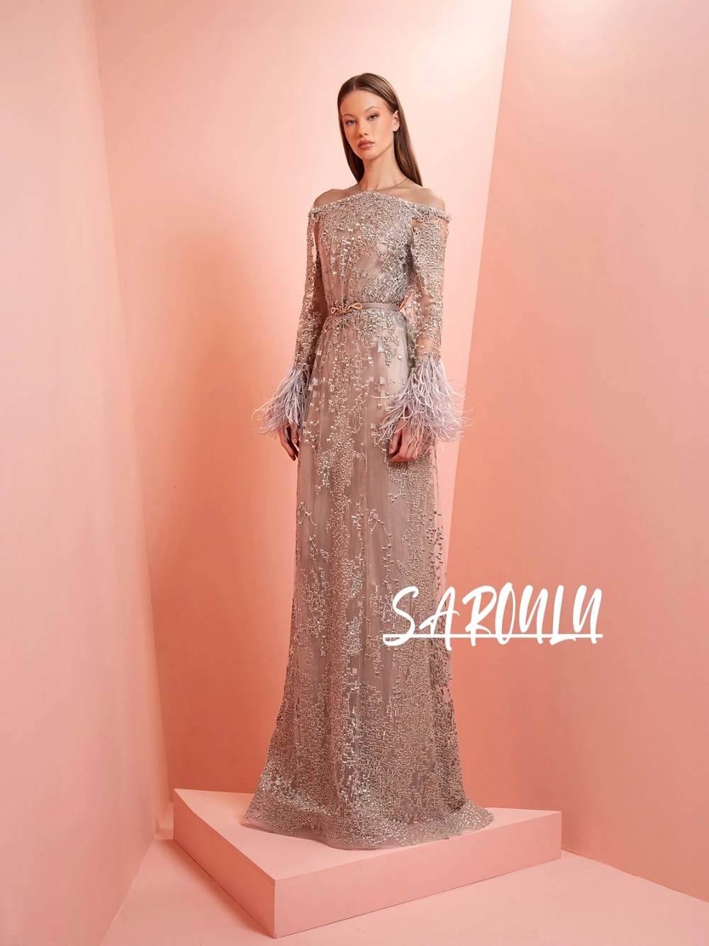 

Feathered Textured A Line Celebrity O Neckline Evening Dress Glamorous Beading Long Sleeved Vintage Customized Cocktail Gown