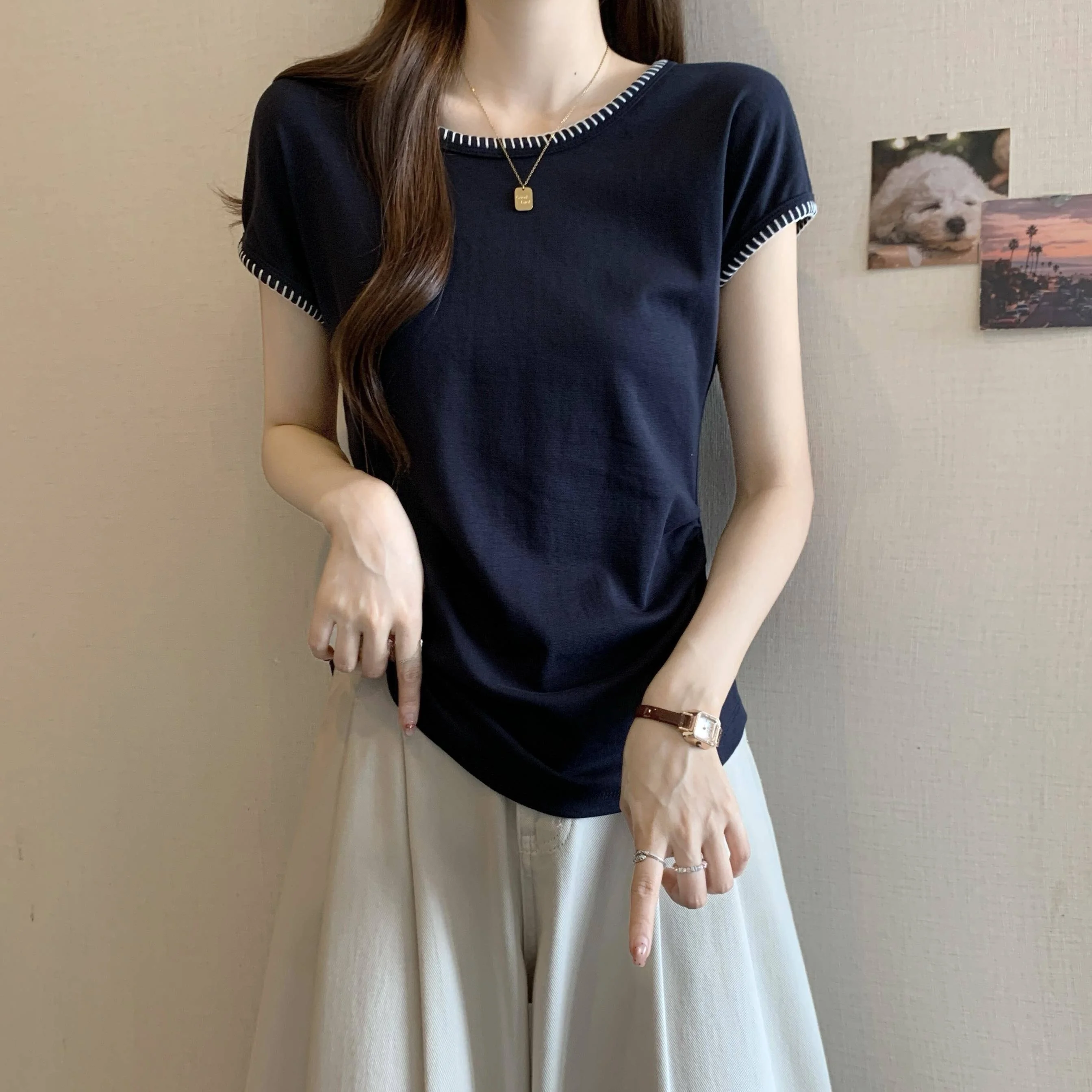 Letnia damska ażurowa koszulka typu batwing, dopasowany krój, jednolity kolor, modny top damski z kolekcji wiosna 2025.