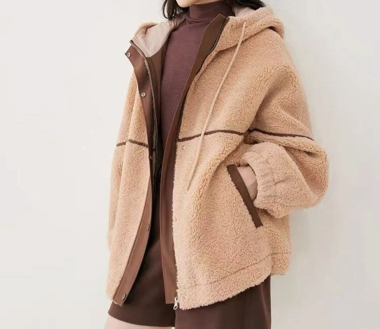 سترة نسائية شتاء 2025 جديدة غير رسمية ذات ألوان متباينة وسميكة ودافئة بغطاء للرأس