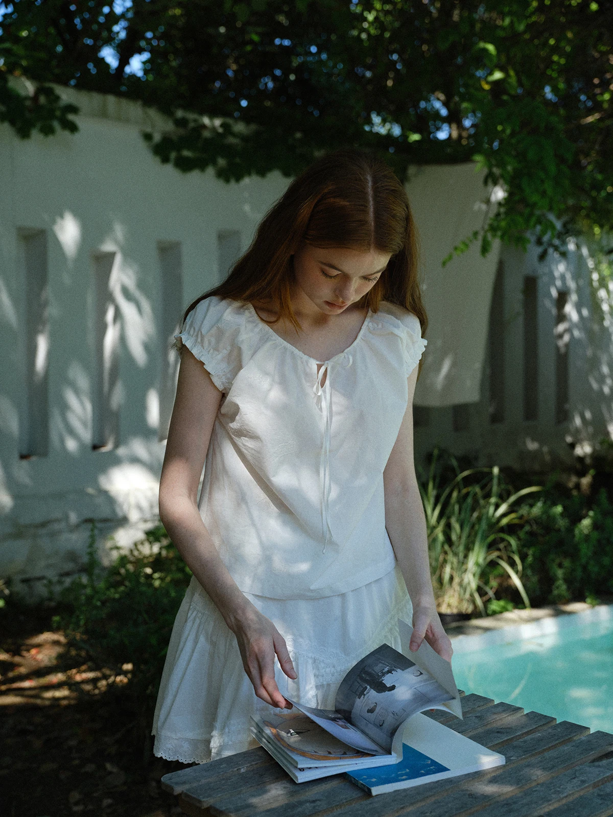 

Рубашка белая свободного кроя с вышивкой и поясом, в французском стиле, с рукавами-фонариками, 100% хлопок, летняя коллекция, оригинальный дизайн