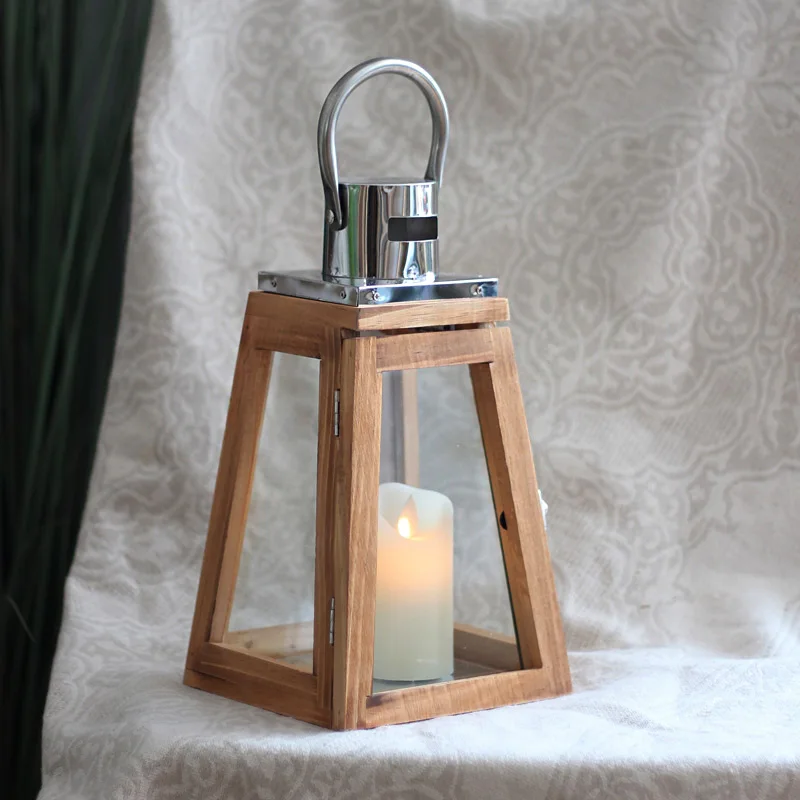 Scandinavische houten glazen windlichten, modelkamer in de woonkamer, kandelaardecoraties op tafel, hoogwaardige stoffering, eenvoudig